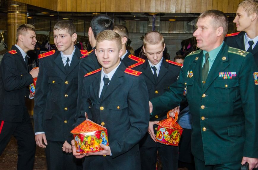 Губернаторскую елку посетили около тысячи детей региона (ФОТО) (фото) - фото 4 Губернаторскую елку посетили около тысячи детей региона (ФОТО) (фото) - фото 4