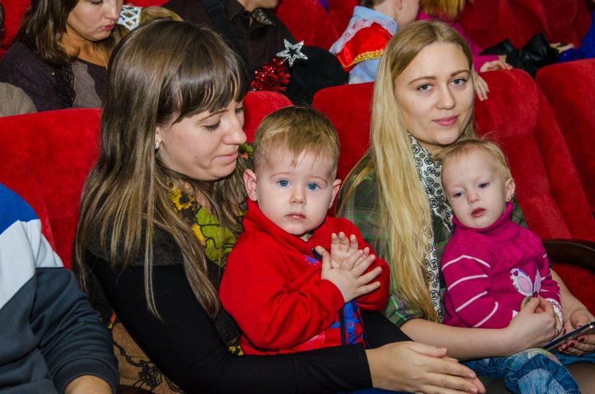 Губернаторскую елку посетили около тысячи детей региона (ФОТО) (фото) - фото 8 Губернаторскую елку посетили около тысячи детей региона (ФОТО) (фото) - фото 8