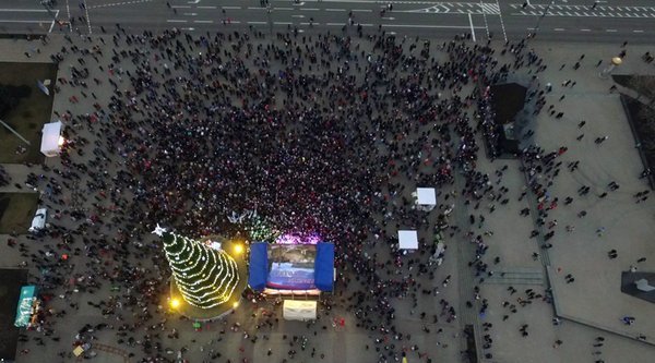 В Донецке открыли главную елку В Донецке открыли главную елку