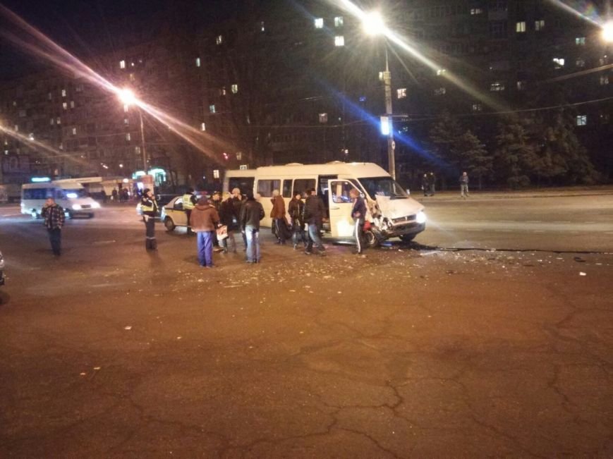 ДТП в Кривом Роге: в маршрутку с пассажирами ДТП в Кривом Роге: в маршрутку с пассажирами