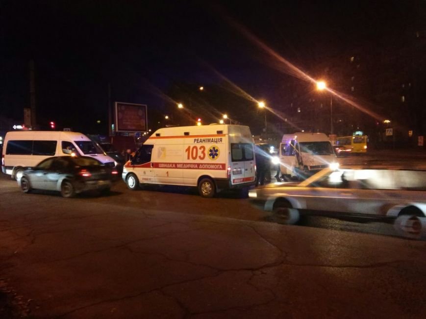 ДТП в Кривом Роге: в маршрутку с пассажирами ДТП в Кривом Роге: в маршрутку с пассажирами