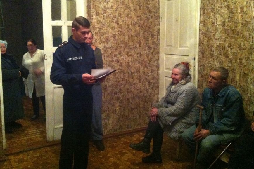Криворожские спасатели на встрече с пенсионерами рассказали об опасности праздничной пиротехнической продукции (фото) - фото 1 Криворожские спасатели на встрече с пенсионерами рассказали об опасности праздничной пиротехнической продукции (фото) - фото 1