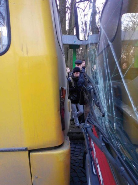 У Львові в аварію потрапило дві маршрутки. Опубліковані фото з місця ДТП (ФОТО) (фото) - фото 1