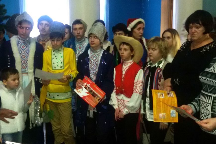 Во дворце культуры криворожские спасатели рассказали малышам, как устанавливать и украшать ёлку (ФОТО) (фото) - фото 1 Во дворце культуры криворожские спасатели рассказали малышам, как устанавливать и украшать ёлку (ФОТО) (фото) - фото 1