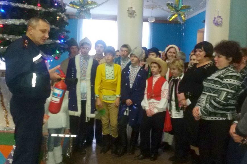Во дворце культуры криворожские спасатели рассказали малышам, как устанавливать и украшать ёлку (ФОТО) (фото) - фото 1 Во дворце культуры криворожские спасатели рассказали малышам, как устанавливать и украшать ёлку (ФОТО) (фото) - фото 1