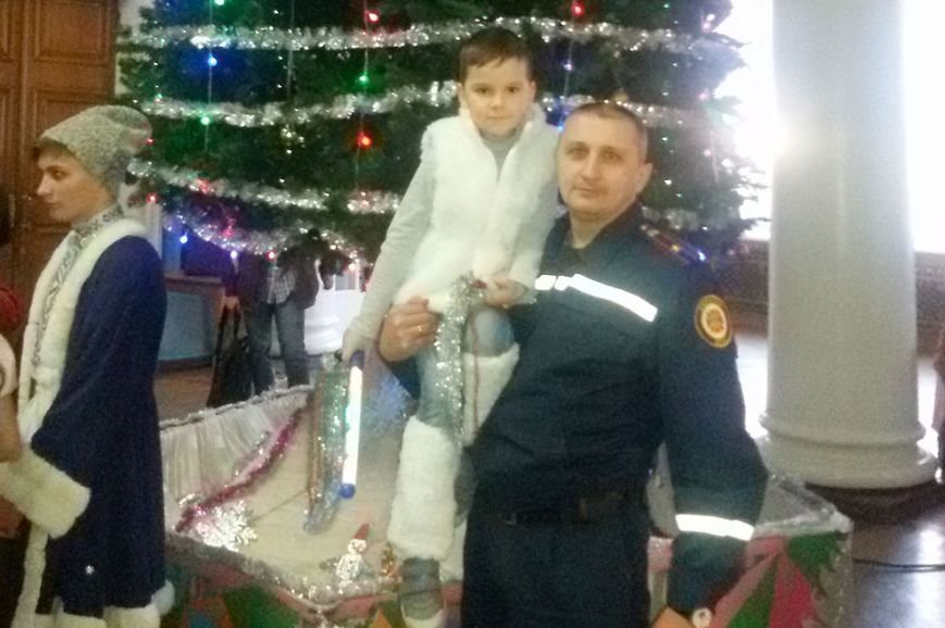 Во дворце культуры криворожские спасатели рассказали малышам, как устанавливать и украшать ёлку (ФОТО) (фото) - фото 1 Во дворце культуры криворожские спасатели рассказали малышам, как устанавливать и украшать ёлку (ФОТО) (фото) - фото 1
