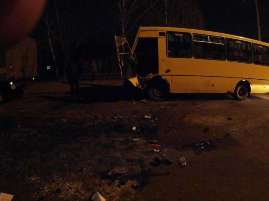 ДТП в Чернигове: машина врезалась в маршрутку (фото) - фото 1 ДТП в Чернигове: машина врезалась в маршрутку (фото) - фото 1