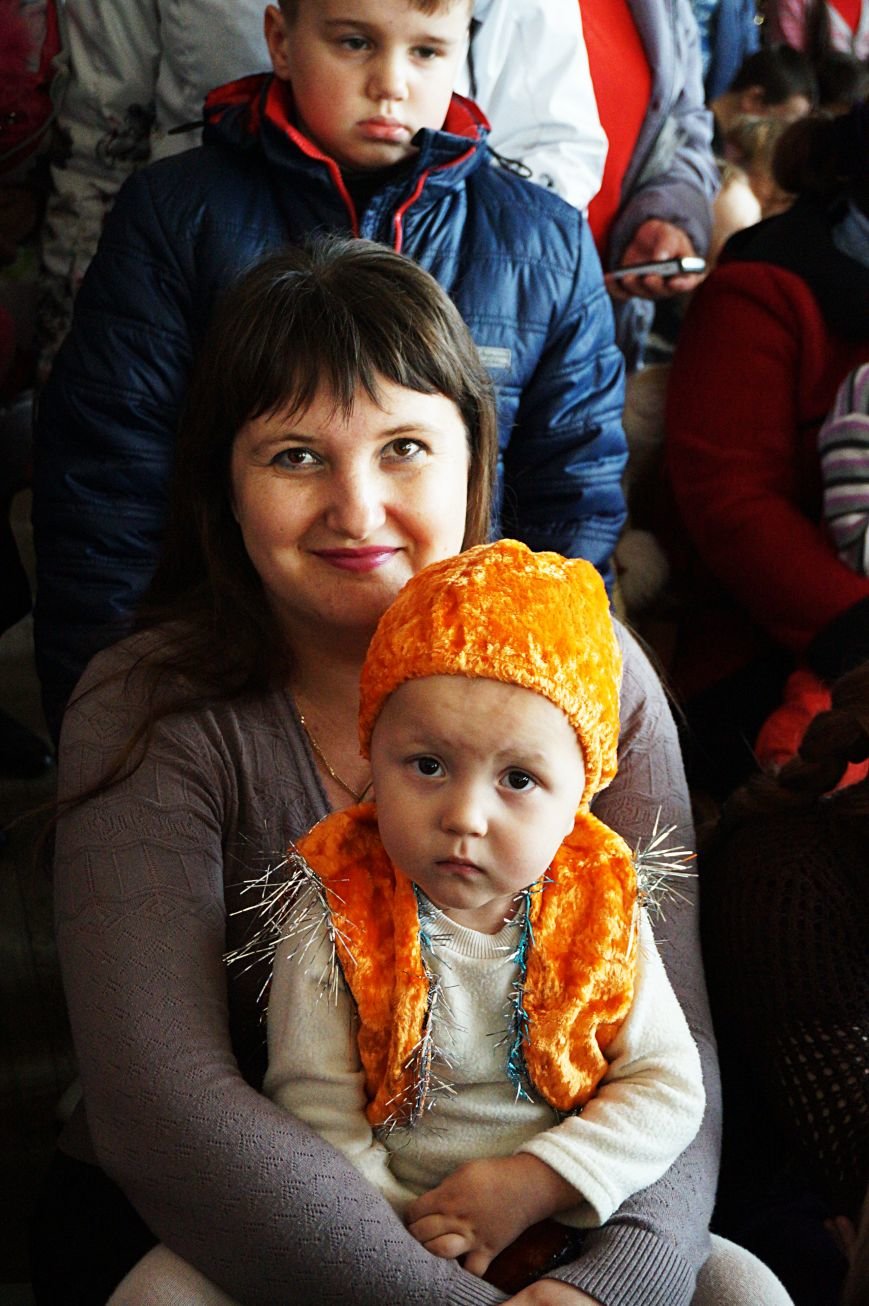 Новогодняя сказка, поздравления, подарки: к детям поселка Ильича пожаловал добрый Дед Мороз (ФОТО) (фото) - фото 4 Новогодняя сказка, поздравления, подарки: к детям поселка Ильича пожаловал добрый Дед Мороз (ФОТО) (фото) - фото 4