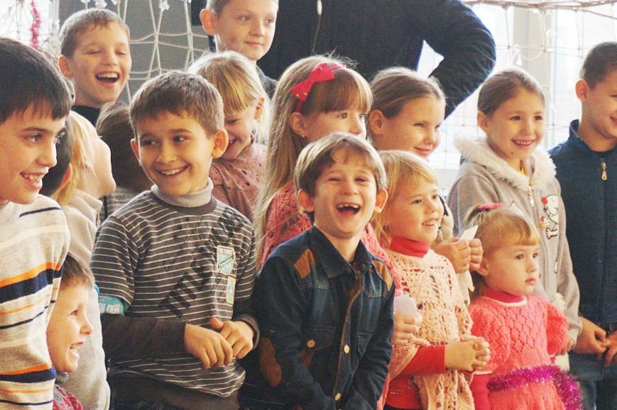 Новогодняя сказка, поздравления, подарки: к детям поселка Ильича пожаловал добрый Дед Мороз (ФОТО) (фото) - фото 8 Новогодняя сказка, поздравления, подарки: к детям поселка Ильича пожаловал добрый Дед Мороз (ФОТО) (фото) - фото 8