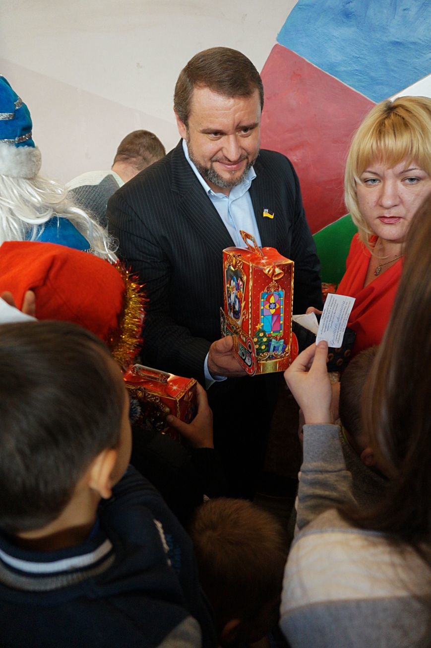 Новогодняя сказка, поздравления, подарки: к детям поселка Ильича пожаловал добрый Дед Мороз (ФОТО) (фото) - фото 8 Новогодняя сказка, поздравления, подарки: к детям поселка Ильича пожаловал добрый Дед Мороз (ФОТО) (фото) - фото 8