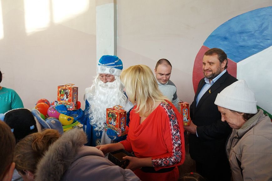 Новогодняя сказка, поздравления, подарки: к детям поселка Ильича пожаловал добрый Дед Мороз (ФОТО) (фото) - фото 8 Новогодняя сказка, поздравления, подарки: к детям поселка Ильича пожаловал добрый Дед Мороз (ФОТО) (фото) - фото 8