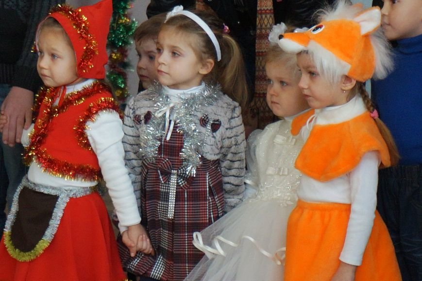 Новогодняя сказка, поздравления, подарки: к детям поселка Ильича пожаловал добрый Дед Мороз (ФОТО) (фото) - фото 8 Новогодняя сказка, поздравления, подарки: к детям поселка Ильича пожаловал добрый Дед Мороз (ФОТО) (фото) - фото 8