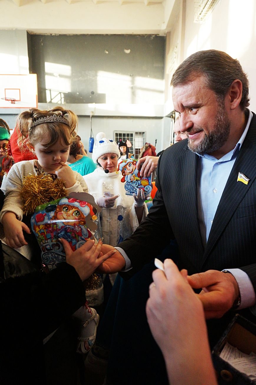 Новогодняя сказка, поздравления, подарки: к детям поселка Ильича пожаловал добрый Дед Мороз (ФОТО) (фото) - фото 8 Новогодняя сказка, поздравления, подарки: к детям поселка Ильича пожаловал добрый Дед Мороз (ФОТО) (фото) - фото 8