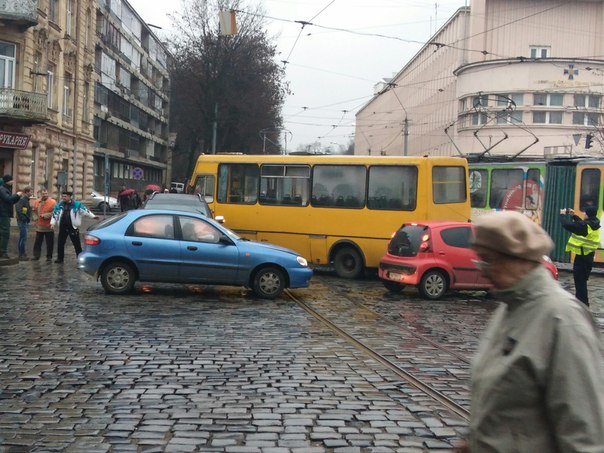 Ранкова ДТП у Львові: маршрутка зіштовхнулась із автомобілем (ФОТО) (фото) - фото 1 Ранкова ДТП у Львові: маршрутка зіштовхнулась із автомобілем (ФОТО) (фото) - фото 1