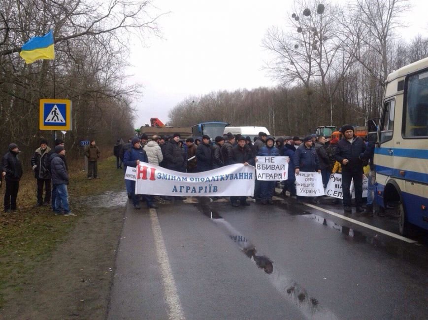 Протестувальники перекрили дорогу з Кам`янець-Подільського на Чернівці (фото) (фото) - фото 1 Протестувальники перекрили дорогу з Кам`янець-Подільського на Чернівці (фото) (фото) - фото 1