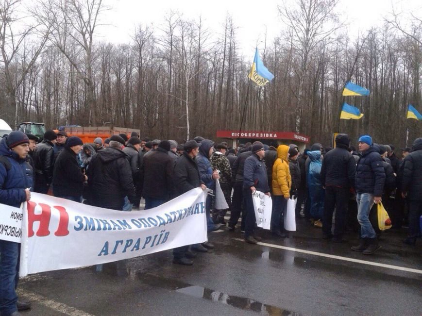 Протестувальники перекрили дорогу з Кам`янець-Подільського на Чернівці (фото) (фото) - фото 1 Протестувальники перекрили дорогу з Кам`янець-Подільського на Чернівці (фото) (фото) - фото 1