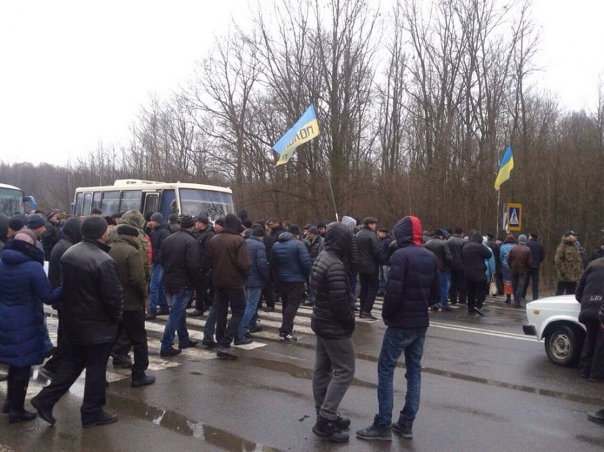 Протестувальники перекрили дорогу з Кам`янець-Подільського на Чернівці (фото) (фото) - фото 1 Протестувальники перекрили дорогу з Кам`янець-Подільського на Чернівці (фото) (фото) - фото 1