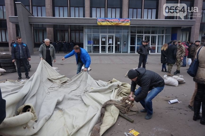 В Кривом Роге: демократические силы пообещали поддержать единого кандидата на выборах мэра, а под горисполкомом демонтировали палатки (фото) - фото 2 В Кривом Роге: демократические силы пообещали поддержать единого кандидата на выборах мэра, а под горисполкомом демонтировали палатки (фото) - фото 2