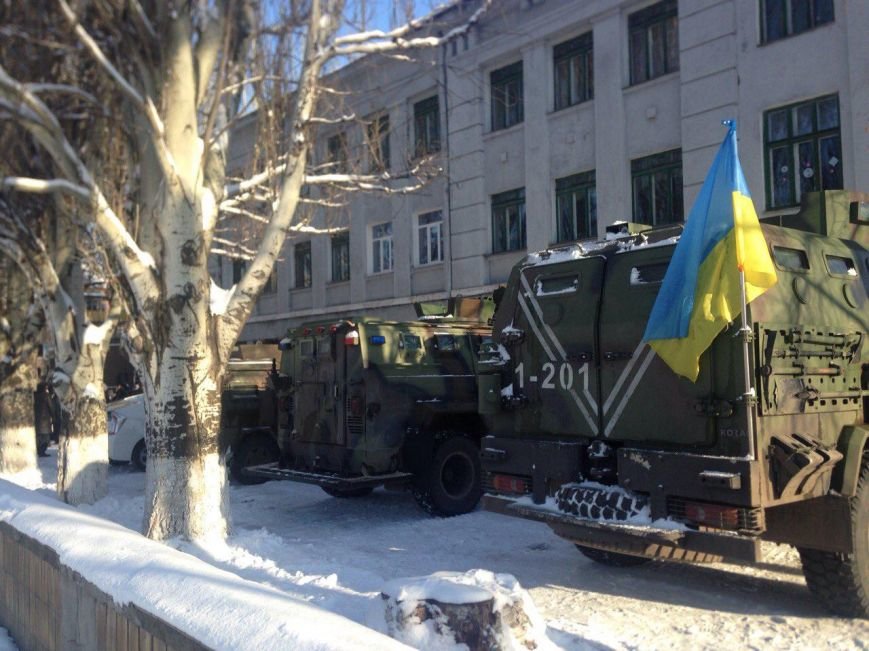 Бойцы Нацгвардии приехали в краматорскую школу с новогодними поздравлениями (фото) - фото 1 Бойцы Нацгвардии приехали в краматорскую школу с новогодними поздравлениями (фото) - фото 1
