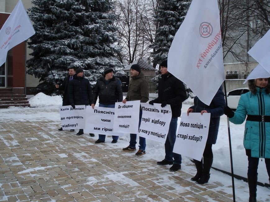 Участники конкурса в патрульную полицию снова митингуют (фото) - фото 1 Участники конкурса в патрульную полицию снова митингуют (фото) - фото 1