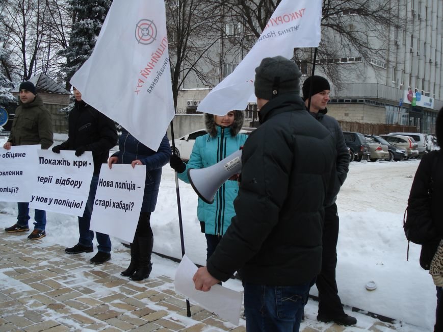 Участники конкурса в патрульную полицию снова митингуют (фото) - фото 1 Участники конкурса в патрульную полицию снова митингуют (фото) - фото 1