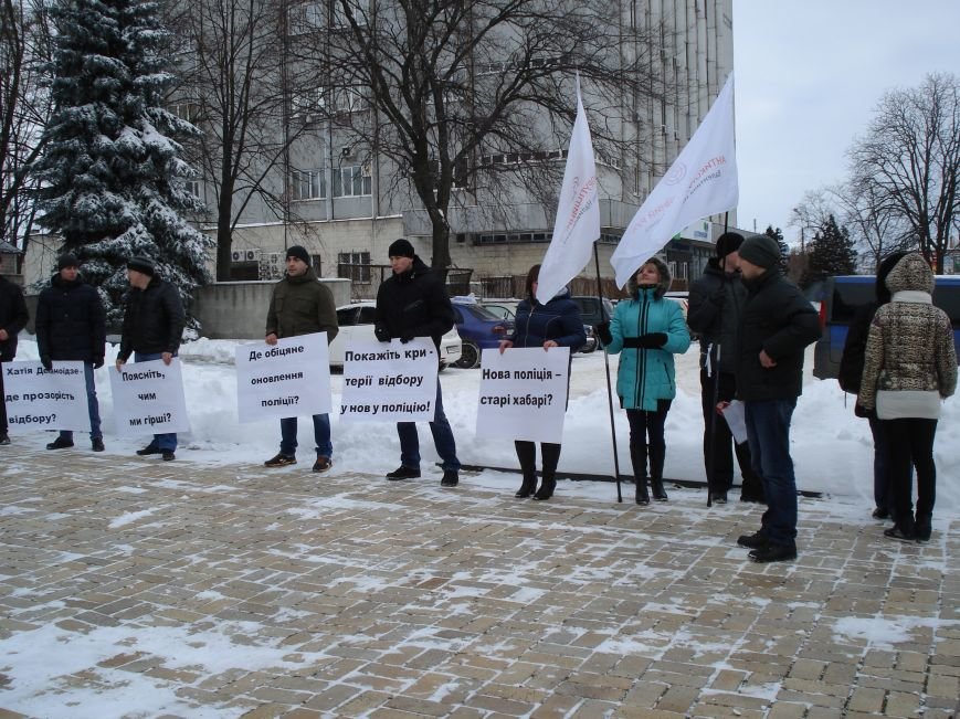 Участники конкурса в патрульную полицию снова митингуют (фото) - фото 1 Участники конкурса в патрульную полицию снова митингуют (фото) - фото 1