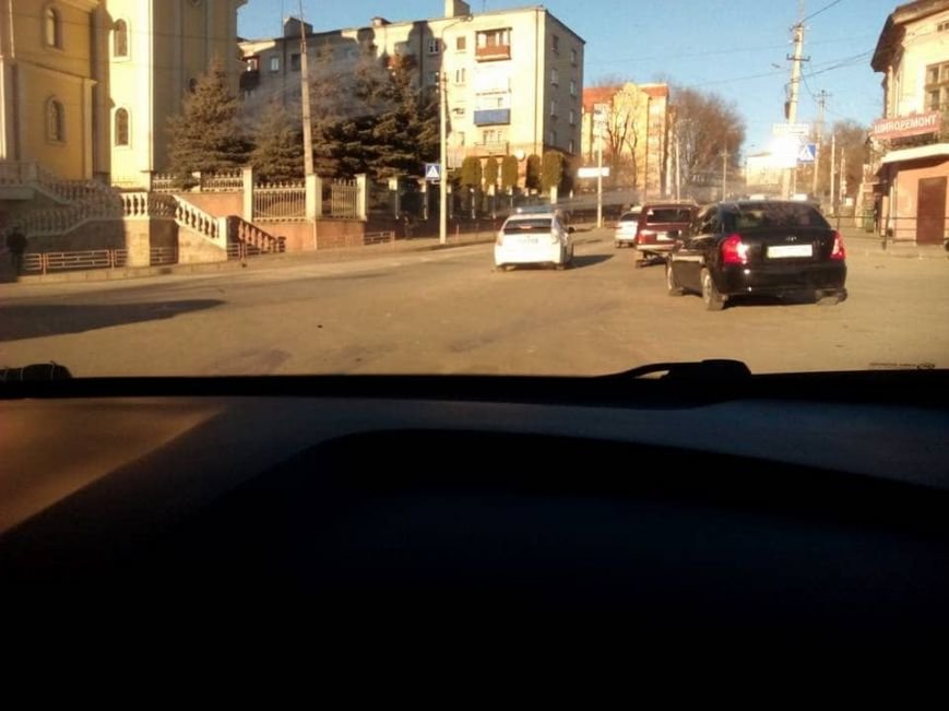 У Тернополі дружини поліцейських їздять в магазин на службовій машині (фото) (фото) - фото 1 У Тернополі дружини поліцейських їздять в магазин на службовій машині (фото) (фото) - фото 1