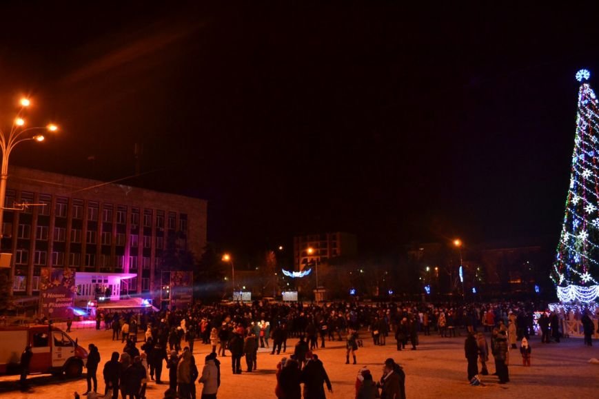 Новогодняя ночь в Кременчуге: 1500 кременчужан встретили новый год у главной елки города (ФОТО) (фото) - фото 2 Новогодняя ночь в Кременчуге: 1500 кременчужан встретили новый год у главной елки города (ФОТО) (фото) - фото 2