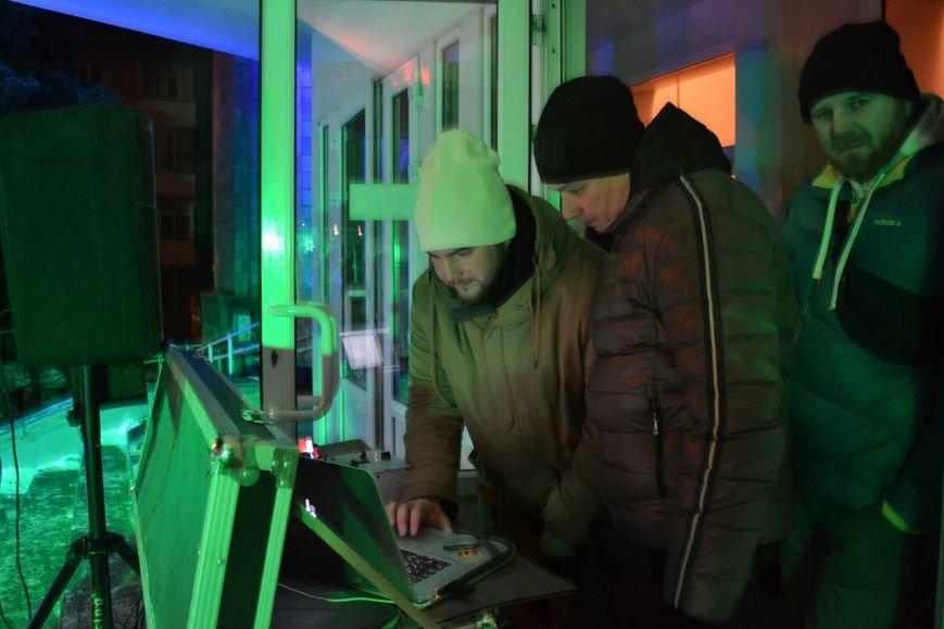 Новогодняя ночь в Кременчуге: 1500 кременчужан встретили новый год у главной елки города (ФОТО) (фото) - фото 4 Новогодняя ночь в Кременчуге: 1500 кременчужан встретили новый год у главной елки города (ФОТО) (фото) - фото 4
