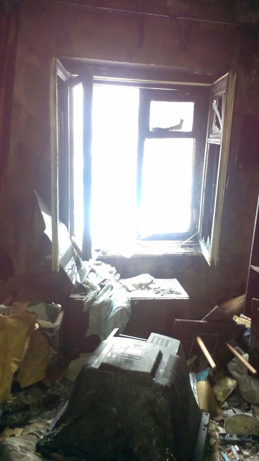 В Днепродзержинске 1 января 2 человека пострадало на пожаре (фото) - фото 2 В Днепродзержинске 1 января 2 человека пострадало на пожаре (фото) - фото 2