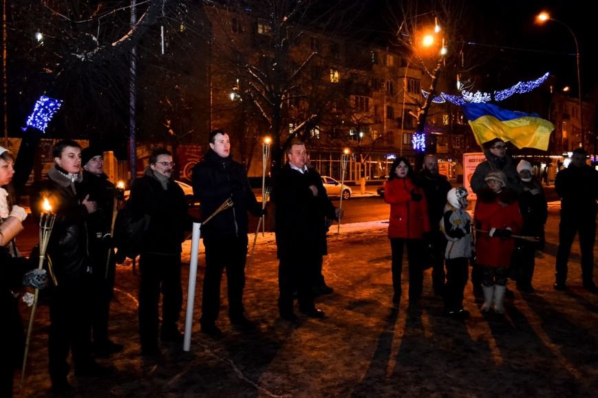 Кременчужане прошли факельным шествием в честь дня рождения Степана Бандеры (ФОТО) (фото) - фото 6 Кременчужане прошли факельным шествием в честь дня рождения Степана Бандеры (ФОТО) (фото) - фото 6