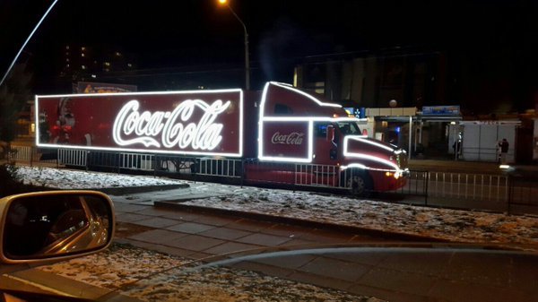 Відома різдвяна вантажівка Coca-Cola, як у рекламі, їздить вулицями Львова (ФОТО) (фото) - фото 2