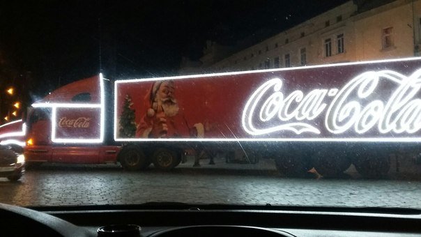 Відома різдвяна вантажівка Coca-Cola, як у рекламі, їздить вулицями Львова (ФОТО) (фото) - фото 3