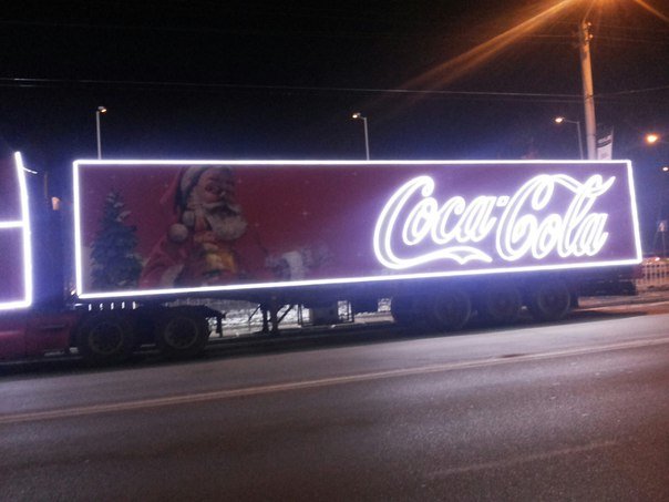 Відома різдвяна вантажівка Coca-Cola, як у рекламі, їздить вулицями Львова (ФОТО) (фото) - фото 1