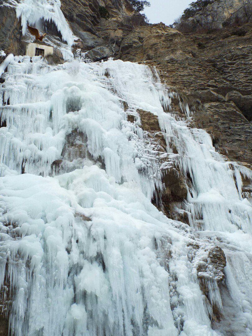Самый высокий водопад Крыма покрылся льдом (ФОТОФАКТ) (фото) - фото 3