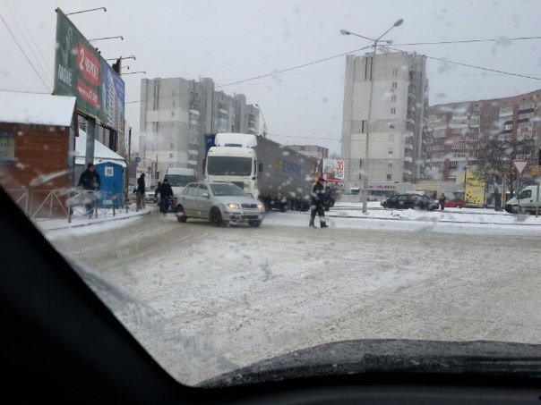 Ситуація на дорогах Львова: на вул.Поліська, 2 вантажівка перекрила рух транспорту (фото) - фото 1 Ситуація на дорогах Львова: на вул.Поліська, 2 вантажівка перекрила рух транспорту (фото) - фото 1