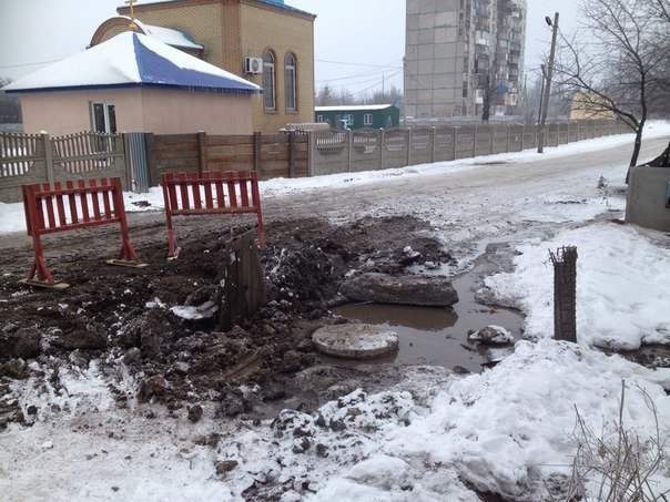 Рождественское чудо: на главной улице Доброполья появился неведомый пруд (ФОТО) (фото) - фото 1 Рождественское чудо: на главной улице Доброполья появился неведомый пруд (ФОТО) (фото) - фото 1