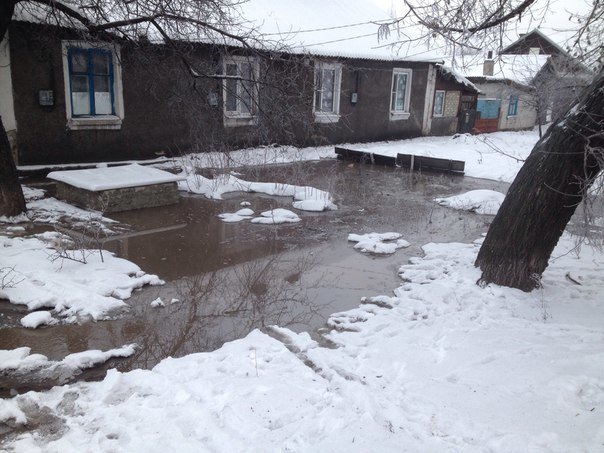 Рождественское чудо: на главной улице Доброполья появился неведомый пруд (ФОТО) (фото) - фото 1 Рождественское чудо: на главной улице Доброполья появился неведомый пруд (ФОТО) (фото) - фото 1