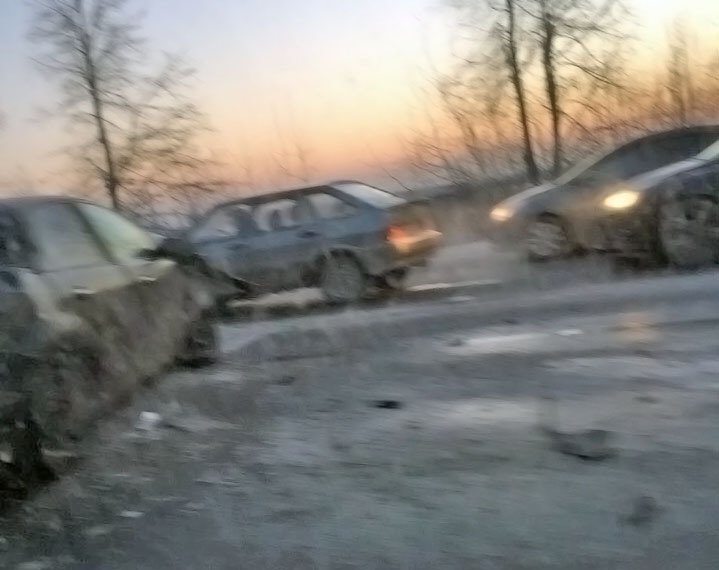 В Шушарах столкнулись две легковушки и грузовик В Шушарах столкнулись две легковушки и грузовик