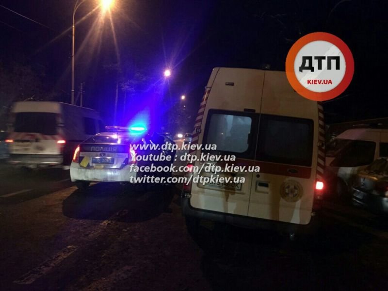 В Киеве на Столичном шоссе столкнулись маршрутка и грузовик, 14 пострадавших (ФОТО) (фото) - фото 1 В Киеве на Столичном шоссе столкнулись маршрутка и грузовик, 14 пострадавших (ФОТО) (фото) - фото 1