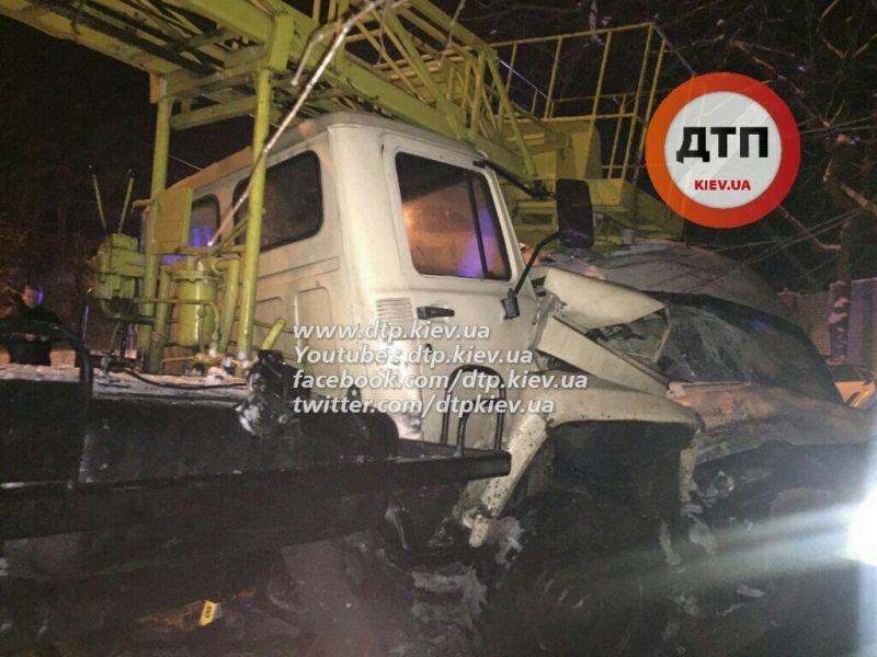 В Киеве на Столичном шоссе столкнулись маршрутка и грузовик, 14 пострадавших (ФОТО) (фото) - фото 1 В Киеве на Столичном шоссе столкнулись маршрутка и грузовик, 14 пострадавших (ФОТО) (фото) - фото 1