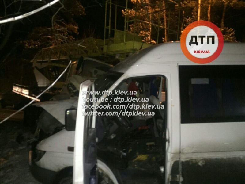 В Киеве на Столичном шоссе столкнулись маршрутка и грузовик, 14 пострадавших (ФОТО) (фото) - фото 1 В Киеве на Столичном шоссе столкнулись маршрутка и грузовик, 14 пострадавших (ФОТО) (фото) - фото 1
