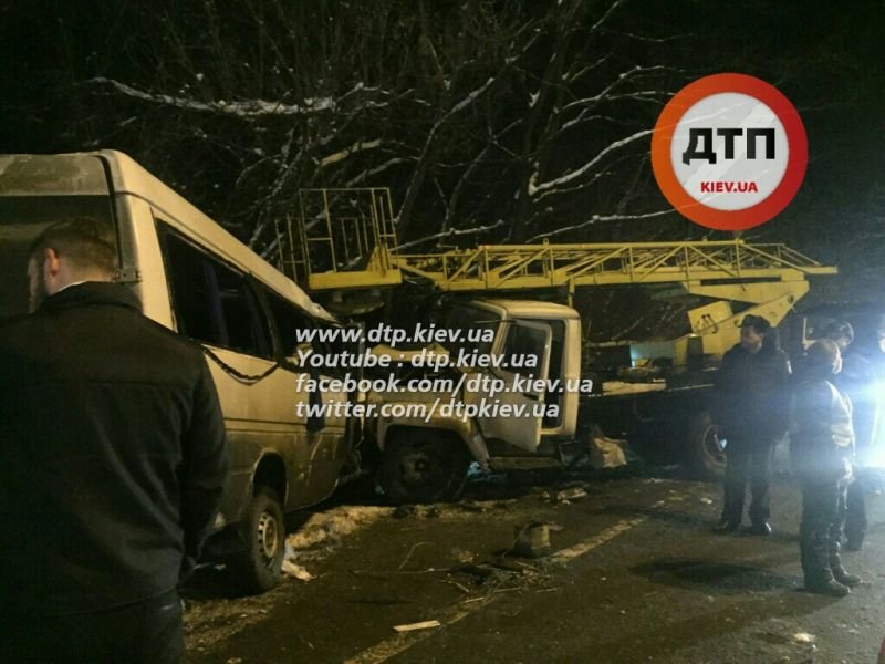 В Киеве на Столичном шоссе столкнулись маршрутка и грузовик, 14 пострадавших (ФОТО) (фото) - фото 1 В Киеве на Столичном шоссе столкнулись маршрутка и грузовик, 14 пострадавших (ФОТО) (фото) - фото 1