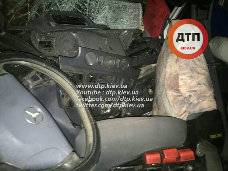 В Киеве на Столичном шоссе столкнулись маршрутка и грузовик, 14 пострадавших (ФОТО) (фото) - фото 1 В Киеве на Столичном шоссе столкнулись маршрутка и грузовик, 14 пострадавших (ФОТО) (фото) - фото 1