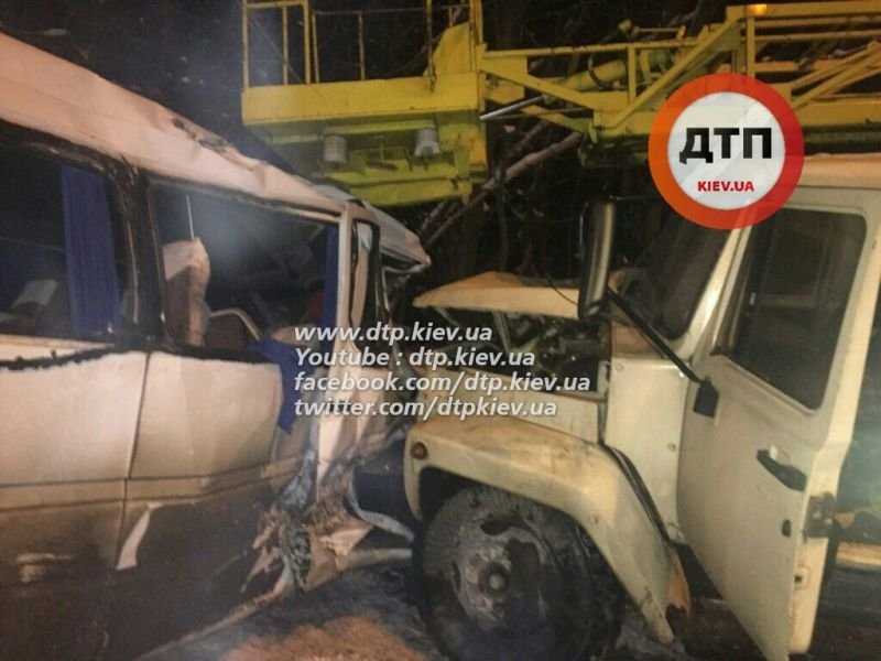 В Киеве на Столичном шоссе столкнулись маршрутка и грузовик, 14 пострадавших (ФОТО) (фото) - фото 1 В Киеве на Столичном шоссе столкнулись маршрутка и грузовик, 14 пострадавших (ФОТО) (фото) - фото 1