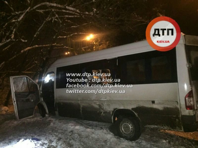 В Киеве на Столичном шоссе столкнулись маршрутка и грузовик, 14 пострадавших (ФОТО) (фото) - фото 1 В Киеве на Столичном шоссе столкнулись маршрутка и грузовик, 14 пострадавших (ФОТО) (фото) - фото 1