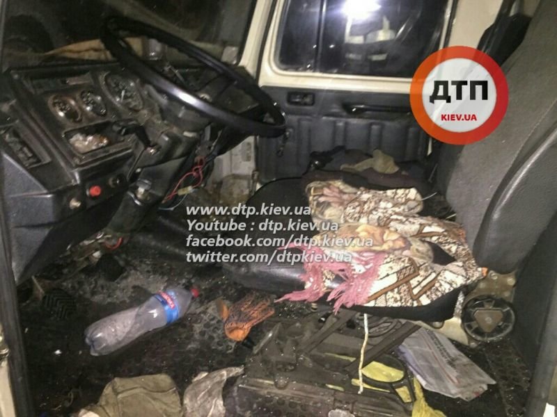 В Киеве на Столичном шоссе столкнулись маршрутка и грузовик, 14 пострадавших (ФОТО) (фото) - фото 1 В Киеве на Столичном шоссе столкнулись маршрутка и грузовик, 14 пострадавших (ФОТО) (фото) - фото 1