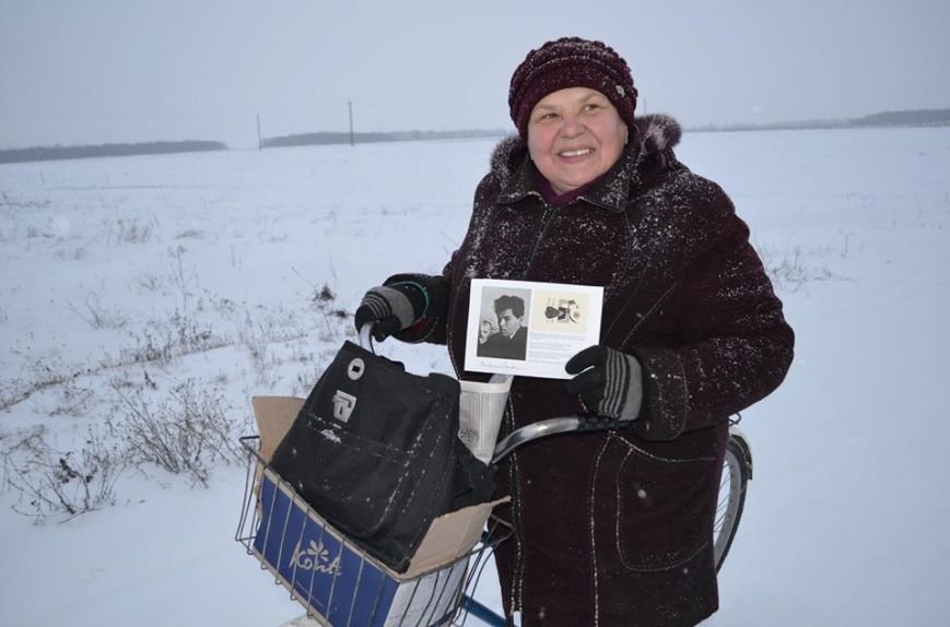 Поштарка з Кибинців з листівкою Семенка (фото Любові Якимчук) Поштарка з Кибинців з листівкою Семенка (фото Любові Якимчук)