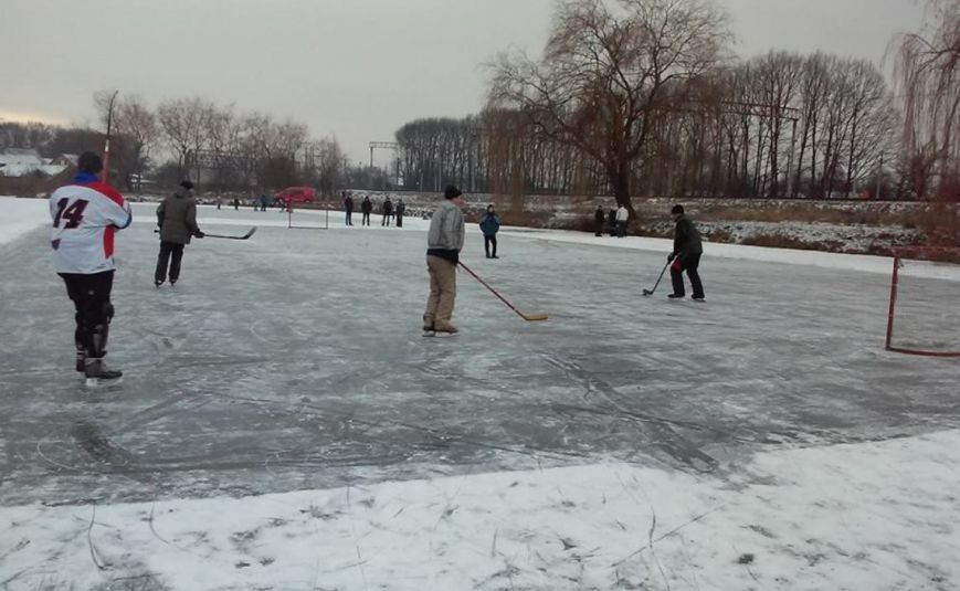 Игра в хоккей в Новограде Игра в хоккей в Новограде