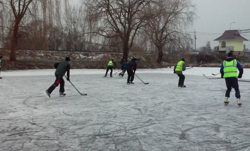 Игра в хоккей в Новограде Игра в хоккей в Новограде